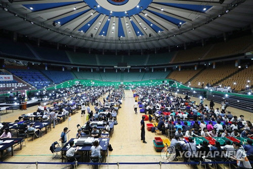제7회 전국동시지방선거 및 국회의원 재ㆍ보궐선거 사전투표가 끝난 13일 오후 서울 송파구 잠실실내체육관에 마련된 광진구개표소에서 개표사무원들이 개표함을 기다리고 있다. <연합뉴스>